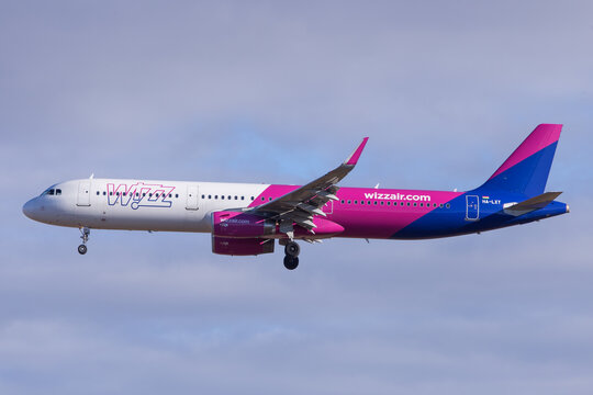 Low Cost airline Wizzair Airbus A321 neo landing in Vienna, Austria 