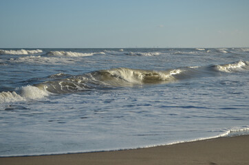 Las olas del mar a la tarde en una playa tranquila de la costa Atlántica argentina