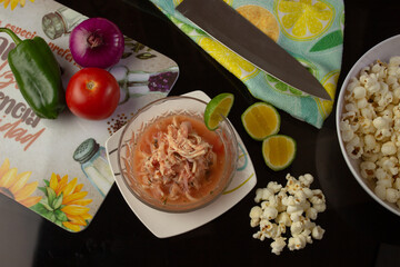 plano cenital de ceviche de pollo con verduras y limón 