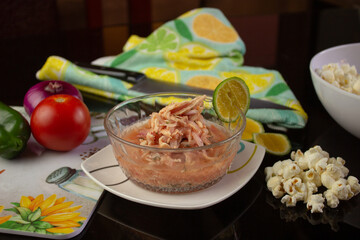 ceviche de pollo con rodaja de limón 