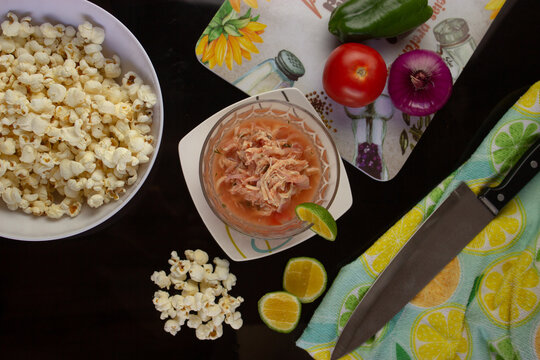 plano cenital de ceviche de pollo con verduras y canguil 