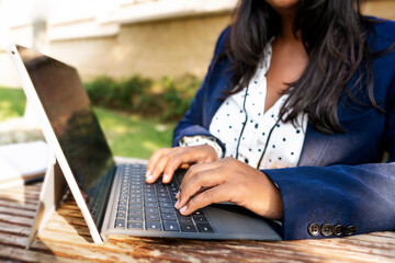 Naklejka premium Latina woman's hands working in the park