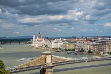 Obraz premium Panoramic view of the Danube river in Budapest, Hungary