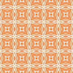 Gordijnen Gestreept handgetekend patroon. Oranje symmetrisch © Begin Again