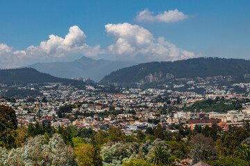 Fototapeta na wymiar View of the Rucu Pichincha volcano on a sunny January morning.
