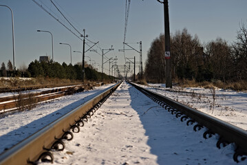 Tory kolejowe zimą . Śnieg , szyny , trakcja elektryczna w zimie .