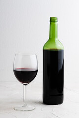 赤ワインのボトルとグラス