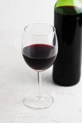 赤ワインのボトルとグラス