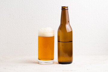 ビール瓶とグラス