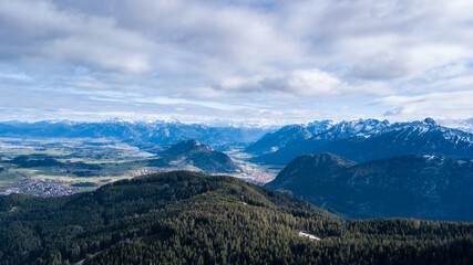 Schöne Bergpanorama im Sonnenuntergang oder sonnendämmerung, schnee bedeckte berge im sommer, wolken, eindrucksvolle aussicht 