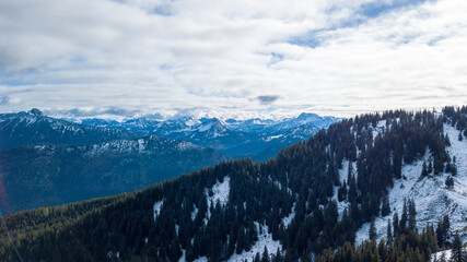 Sch&ouml;ne Bergpanorama im Sonnenuntergang oder sonnend&auml;mmerung, schnee bedeckte berge im sommer, wolken, eindrucksvolle aussicht 