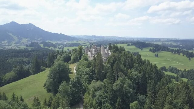 Hohenfrey und Eisenberg ruine werden &uuml;berfloge und geben wundersch&ouml;ne aufbnahmen des Bergpanoramas im Allg&auml;u wieder. 