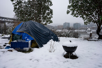 Homeless tent on the east bank of the Willamette River in Portland, Oregon, on a cold winter day after snowfall. - obrazy, fototapety, plakaty
