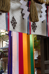 新年を祝う鮮やかな飾り物　東京、赤坂氷川神社の境内の風景