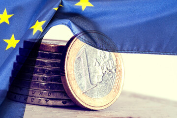 Euro Münzen und Flagge der Europäischen Union EU