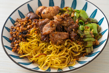 dried egg noodle with pork and meatball