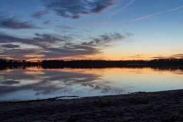 crépuscule sur l'étang du puits