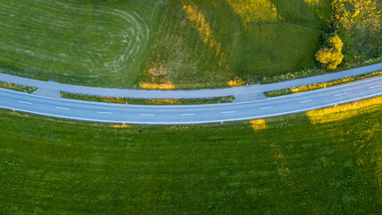Straße von oben gefilmt, rechts und links grün, weide , Landstraße 