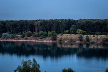 Bergpanorama im Sonnenlicht wolkenbehangen 