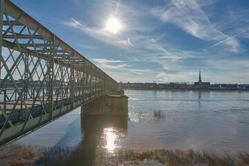 Passerelle ensoleillée de Sully-sur-Loire