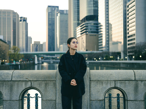 日本でビルの前に立っている女性