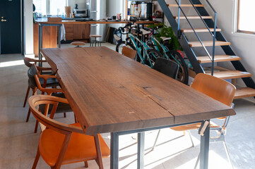 木製テーブルといす　土間スペース