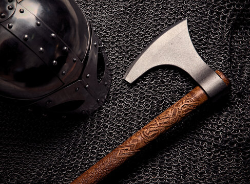armadura y hacha vikinga