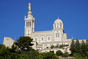 Fototapeta na wymiar view of notre dame de la garde basilica, marseille, france on a sunny day