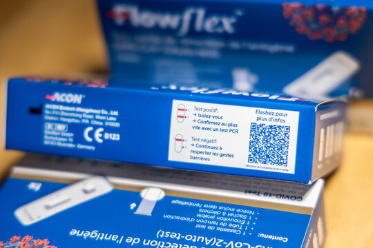 Back of a Flowflex autotest self diagnosis test box to detect Covid-19, French box