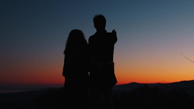 Silhouette di una coppia al tramonto per san Valentino
