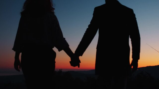 Silhouette di una coppia al tramonto per san Valentino