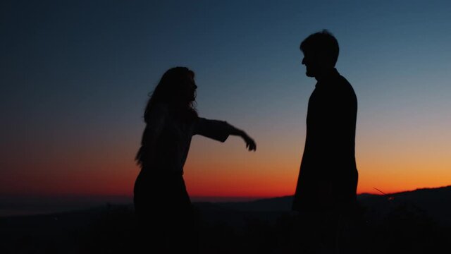 Silhouette di una coppia al tramonto per san Valentino