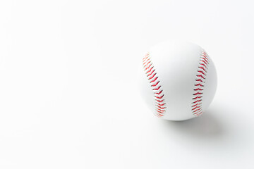 白背景の野球ボールイメージ02