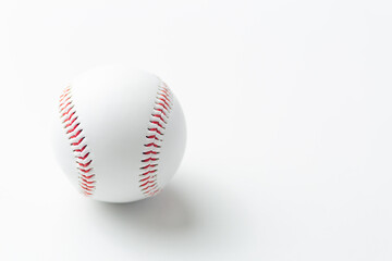 白背景の野球ボールイメージ03
