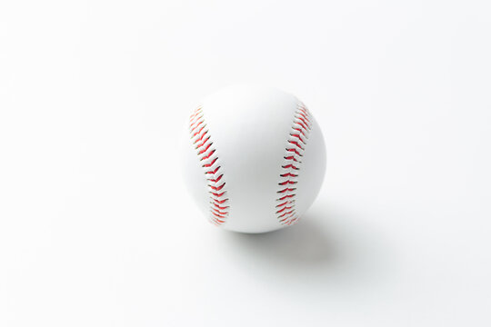 白背景の野球ボールイメージ01
