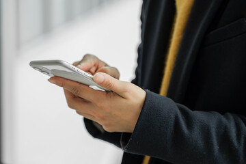 ビジネス素材　スマホを打っている女性