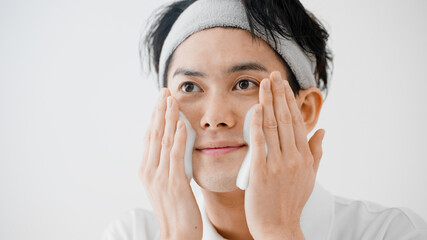 洗顔をする若い男性　ビューティーイメージ