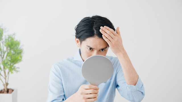 ヘアチェックをする若い男性