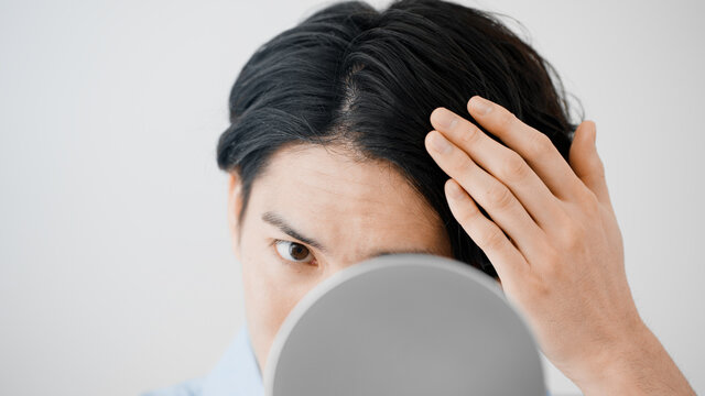 ヘアチェックをする若い男性
