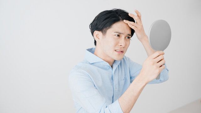 ヘアチェックをする若い男性