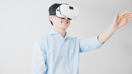 肩を叩く若い男性　VRイメージ