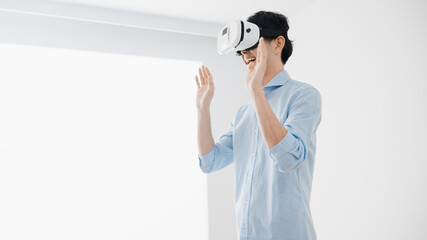 手を振る若い男性　VRイメージ