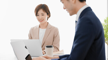 Obraz premium 仕事をするビジネスマンとビジネスウーマン 