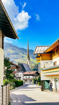 Einde sonnige Dorfstrasse in den herbstlichen Alpen