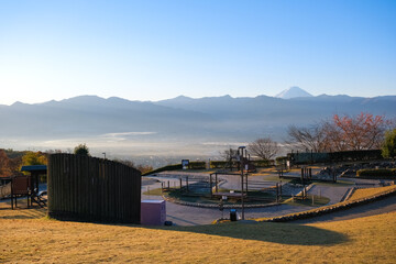 山梨市 早朝の山梨県笛吹川フルーツ公園から眺める、秋の富士山と甲府盆地