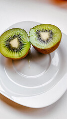 Kiwi auf einem Teller