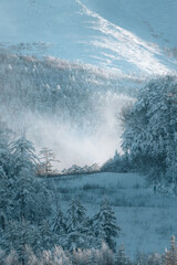 冬の吹雪と山景色