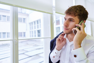 Start-up business man is talking on the phone with the smartphone