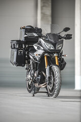 Motorrad auf Parkdeck / Parkhaus mit Koffern fertig für die Reise