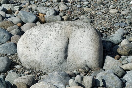 Runder Stein an der Küste von Gran Canaria, Spanien